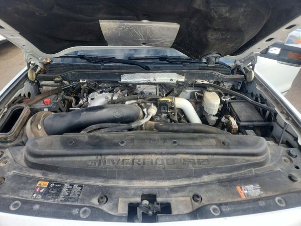 2018 CHEVROLET SILVERADO LTZ — Engine bay