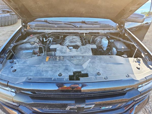 2019 CHEVROLET SILVERADO LT — Engine bay