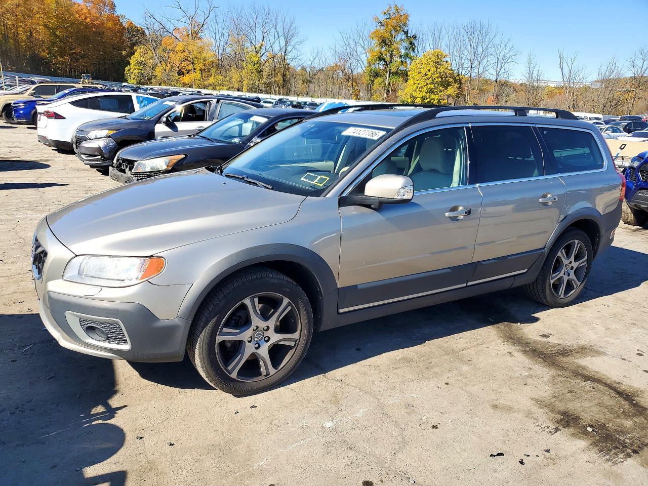 2013 VOLVO XC70 — Front 3/4
