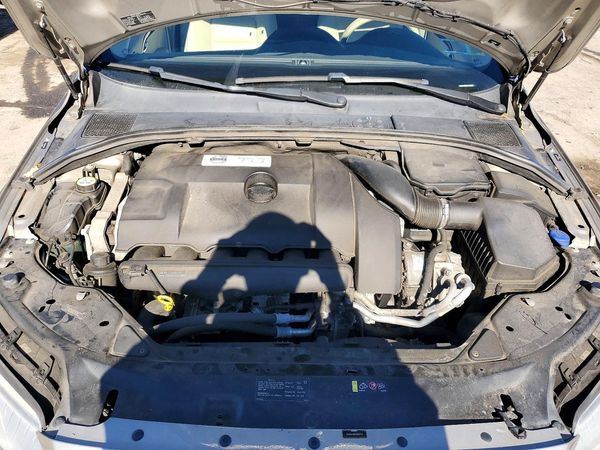 2013 VOLVO XC70 — Engine bay