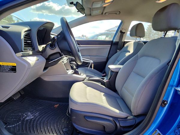 2017 HYUNDAI ELANTRA SE Base — DENT