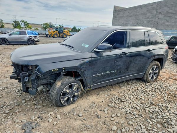 2023 JEEP GRAND CHEROKEE — Front 3/4