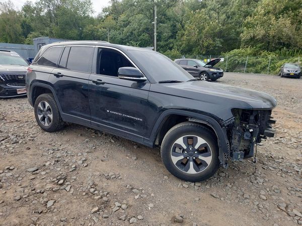 2023 JEEP GRAND CHEROKEE — Passenger 3/4