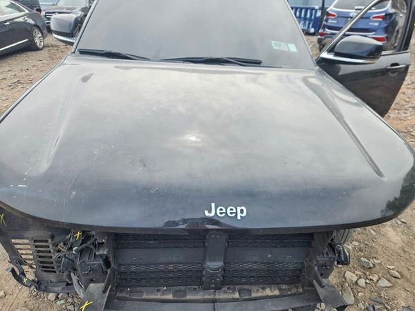 2023 JEEP GRAND CHEROKEE — Engine bay