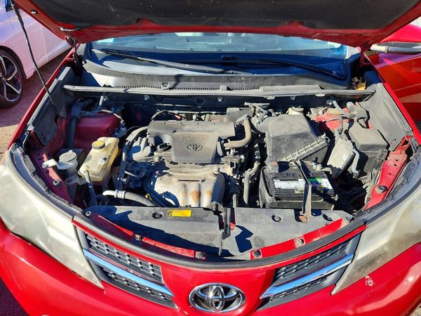 2013 TOYOTA RAV4 Sports — Engine bay