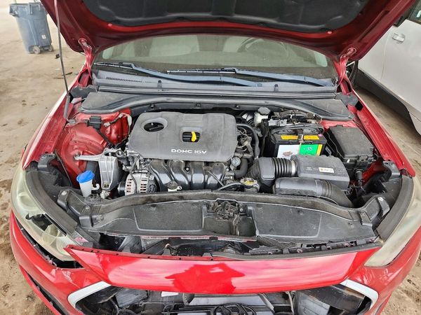 2018 HYUNDAI ELANTRA — Engine bay