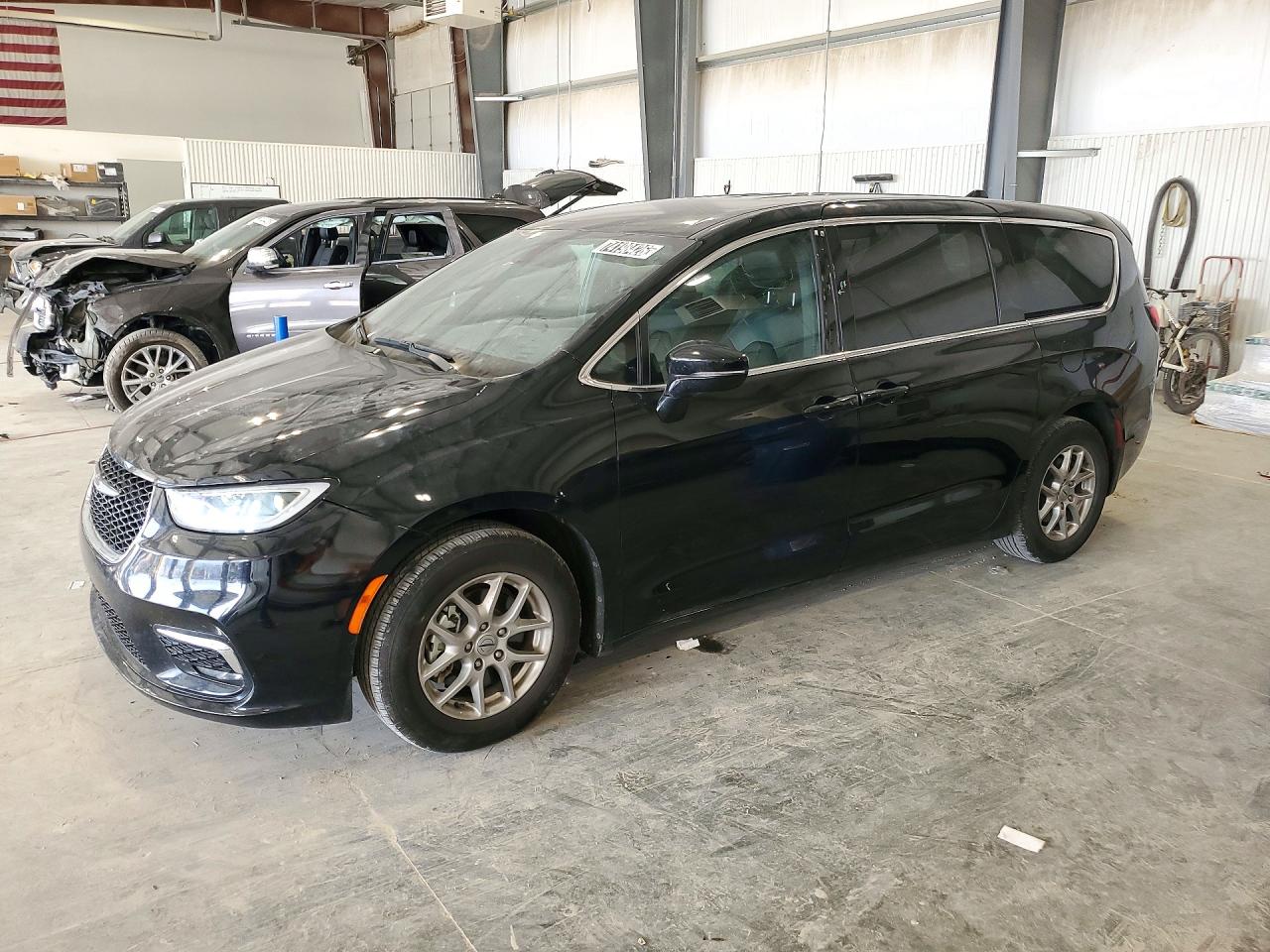 2025 CHRYSLER PACIFICA Select — Front 3/4