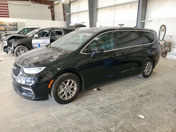 2025 CHRYSLER PACIFICA Select — Front 3/4