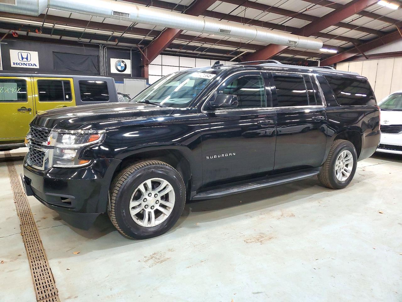 2016 CHEVROLET SUBURBAN LT — Front 3/4