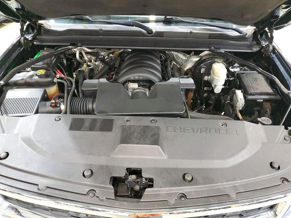 2016 CHEVROLET SUBURBAN LT — Engine bay