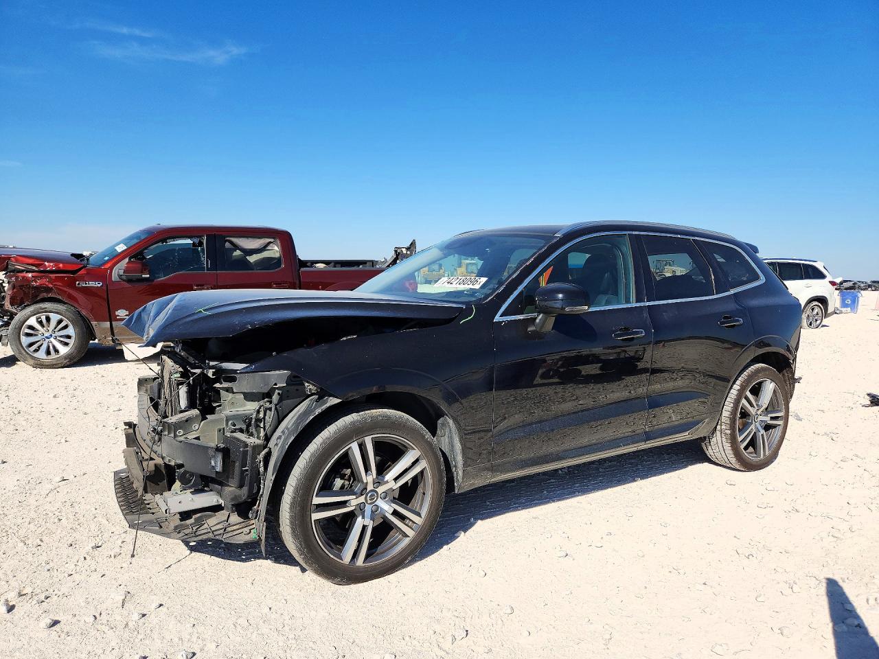 2020 VOLVO XC60 Momentum — Front 3/4