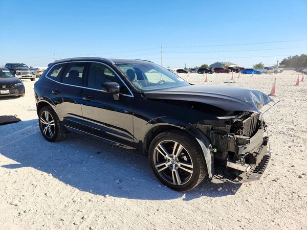 2020 VOLVO XC60 Momentum — Passenger 3/4