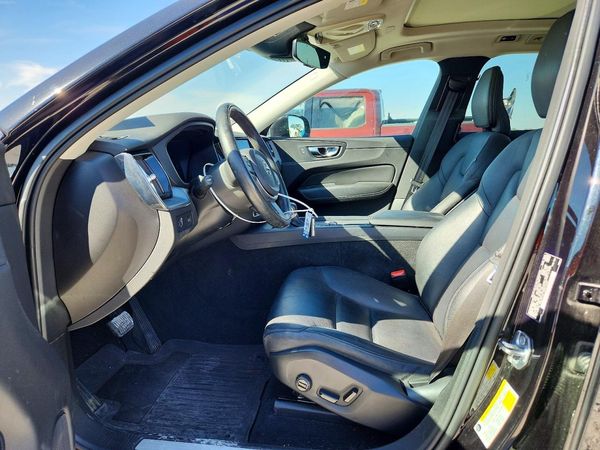 2020 VOLVO XC60 Momentum — DENT
