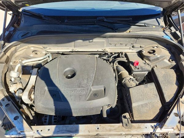2020 VOLVO XC60 Momentum — Engine bay