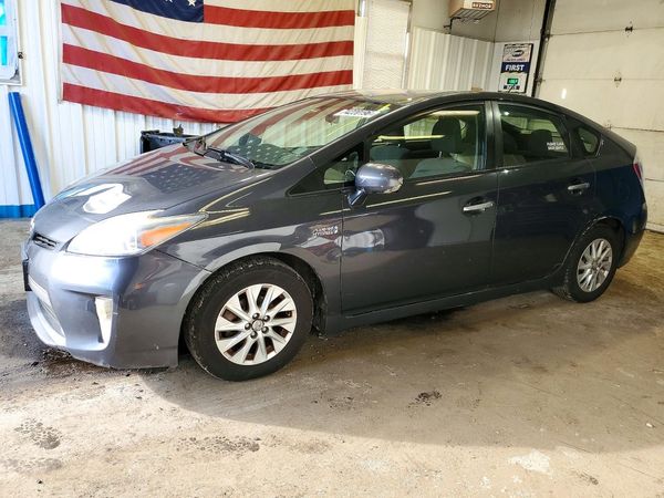 2013 TOYOTA PRIUS — Front 3/4
