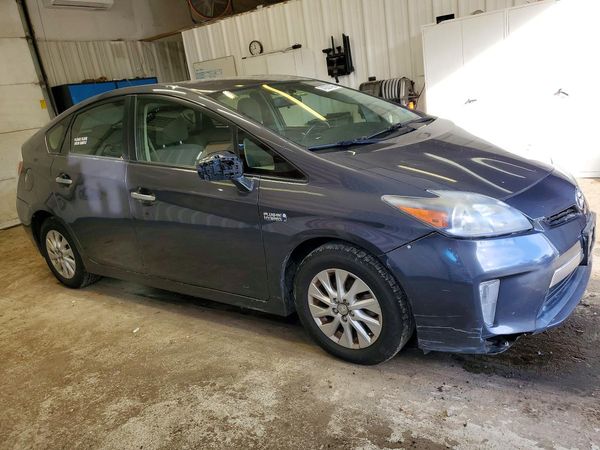 2013 TOYOTA PRIUS — Passenger 3/4