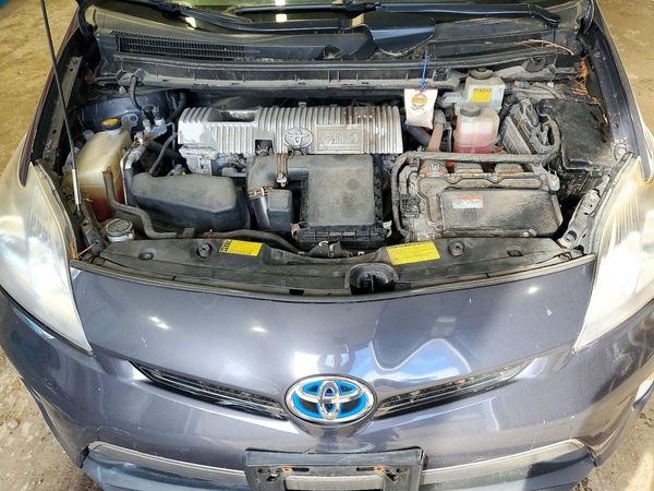 2013 TOYOTA PRIUS — Engine bay