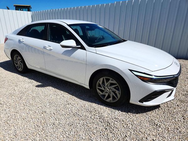2024 HYUNDAI ELANTRA SEL — Passenger 3/4