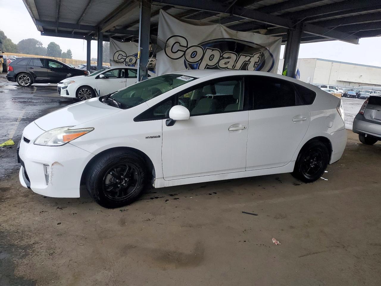 2013 TOYOTA PRIUS — Front 3/4