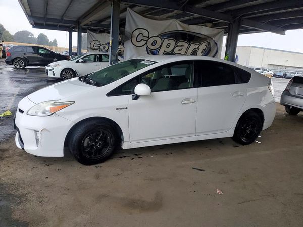 2013 TOYOTA PRIUS — Front 3/4