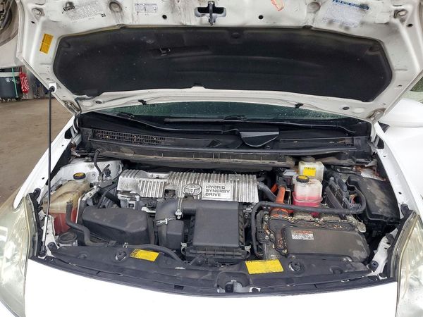 2013 TOYOTA PRIUS — Engine bay