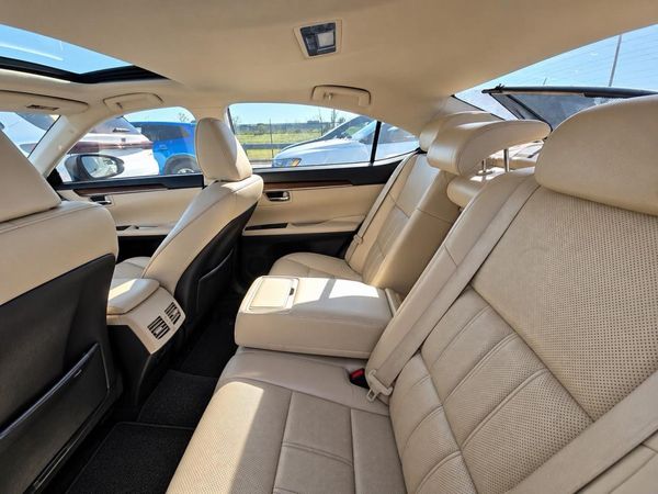2017 LEXUS ES 300h