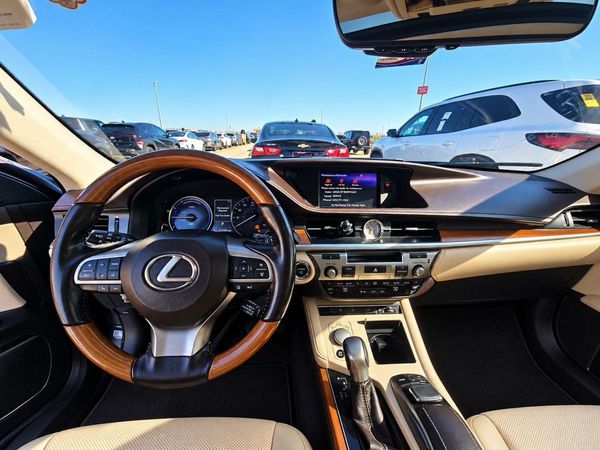 2017 LEXUS ES 300h