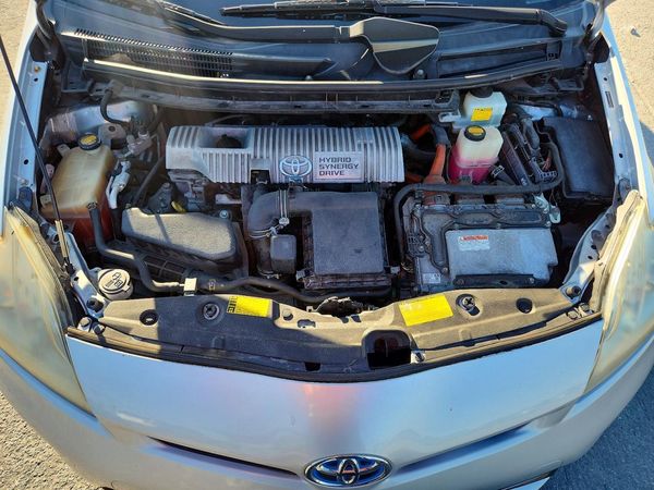 2012 TOYOTA PRIUS — Engine bay