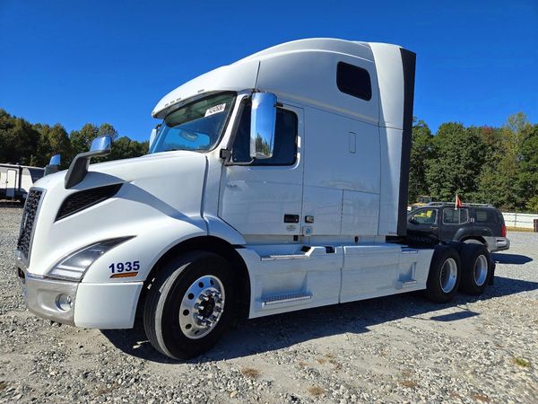 2021 VOLVO VNR — Front 3/4