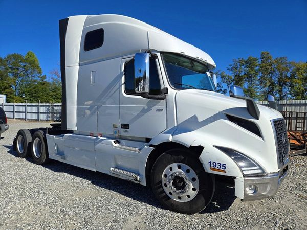 2021 VOLVO VNR — Passenger 3/4