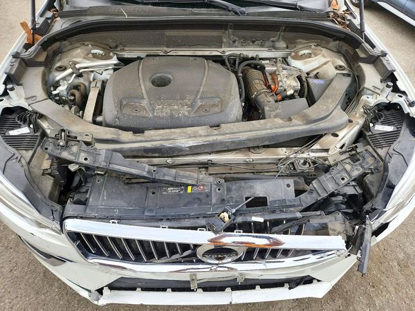 2019 VOLVO XC60 Inscription — Engine bay