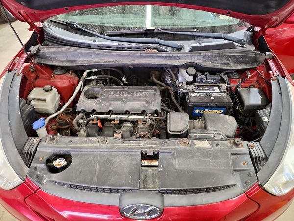 2012 HYUNDAI TUCSON GLS — Engine bay