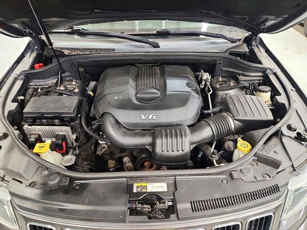 2014 JEEP CHEROKEE Limited — Engine bay