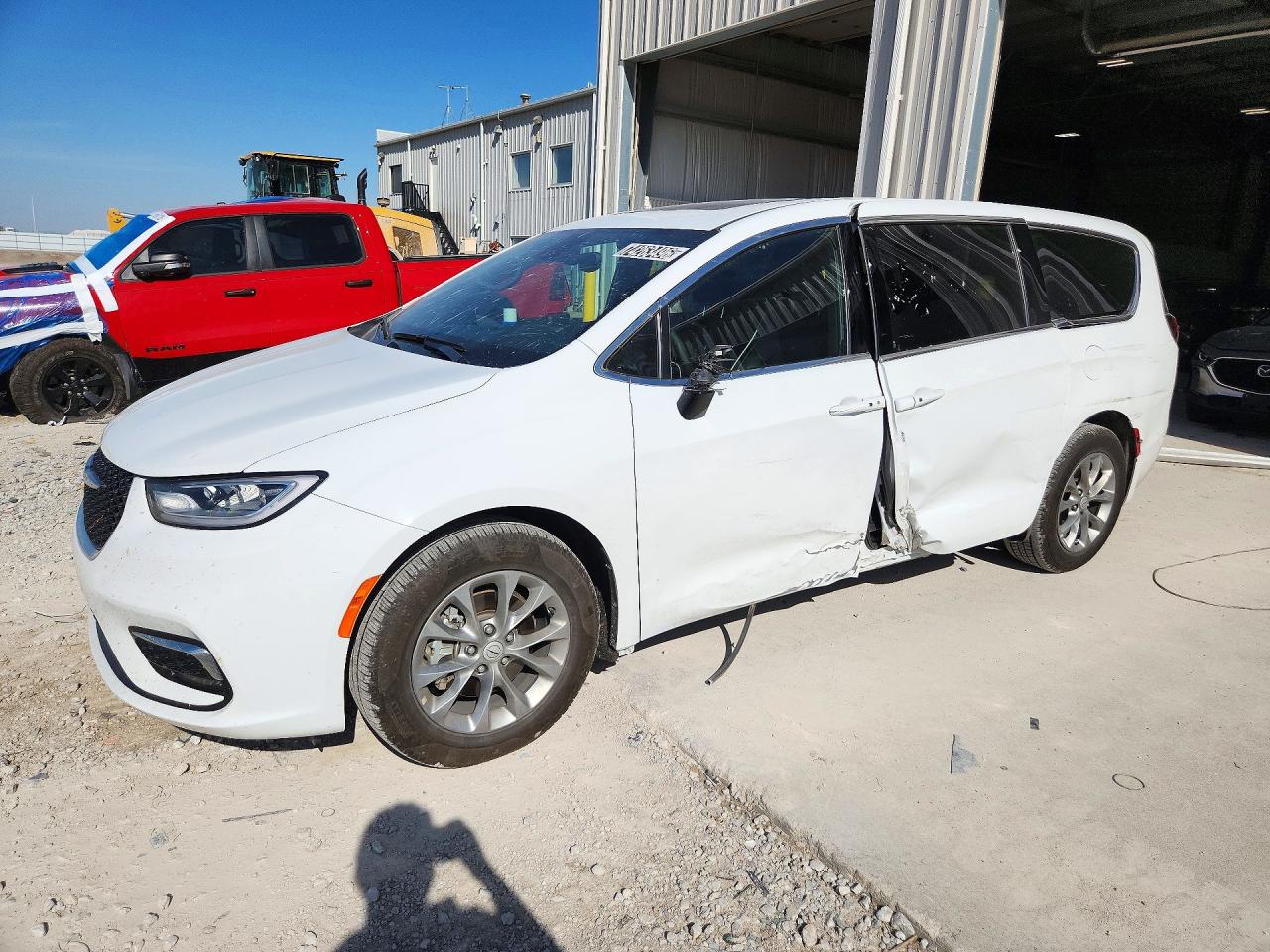 2026 CHRYSLER PACIFICA Limited — Front 3/4