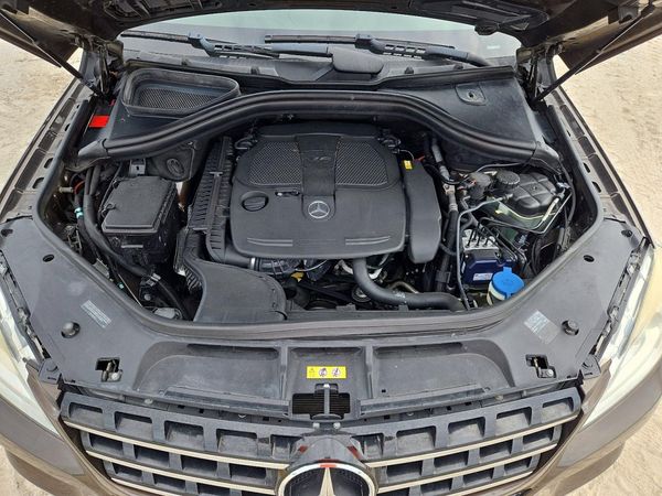 2012 MERCEDES-BENZ ML ML350 4-MATIC — Engine bay