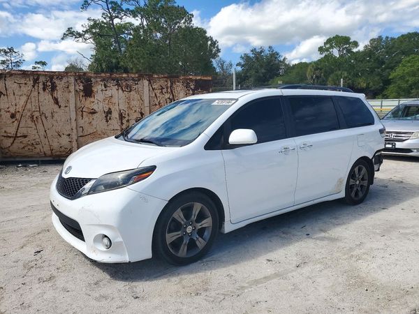 2015 TOYOTA SIENNA — Front 3/4