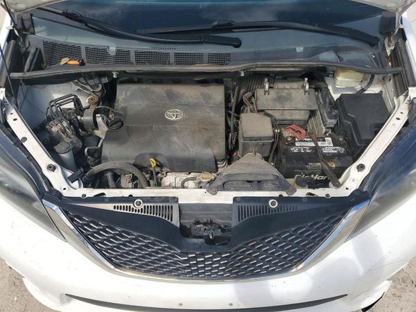 2015 TOYOTA SIENNA — Engine bay