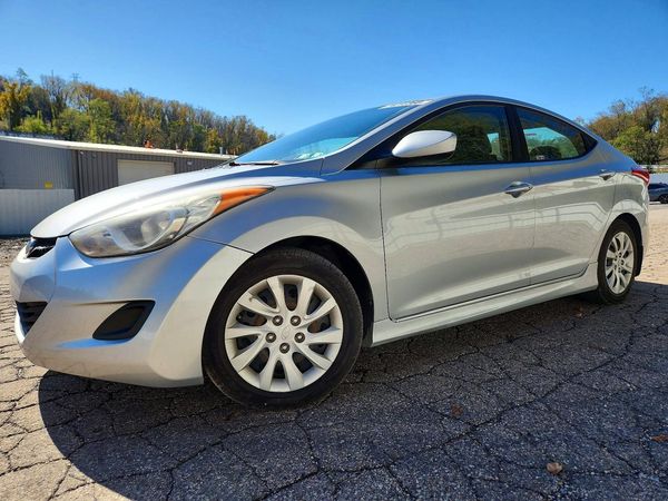 2012 HYUNDAI ELANTRA GLS(Middle grade) — Front 3/4