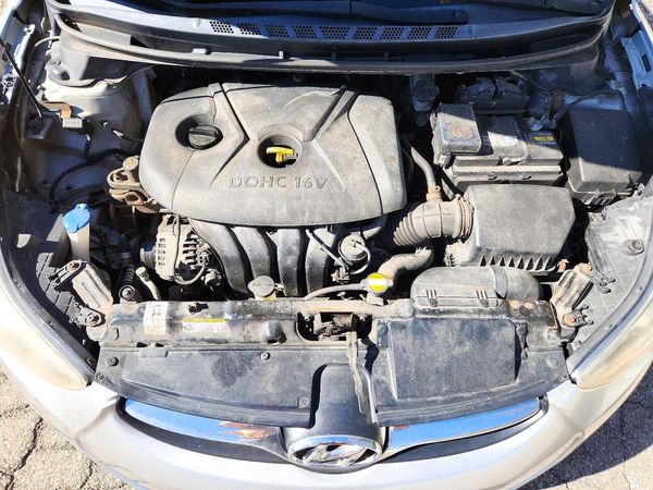 2012 HYUNDAI ELANTRA GLS(Middle grade) — Engine bay