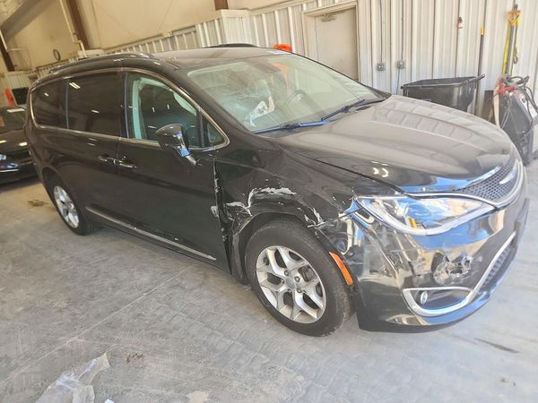 2017 CHRYSLER PACIFICA — Passenger 3/4