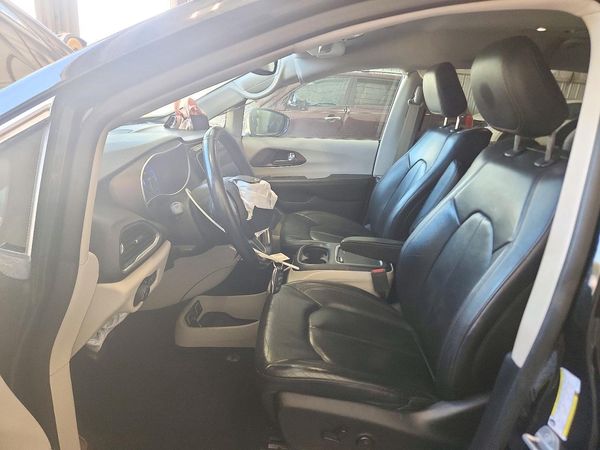 2017 CHRYSLER PACIFICA — DENT