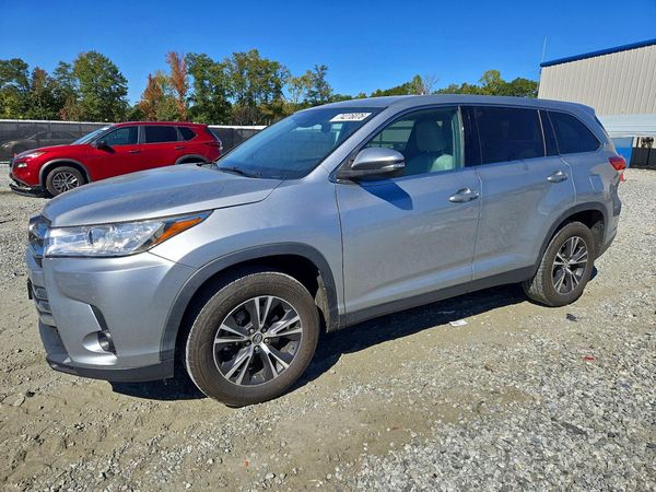 2019 TOYOTA HIGHLANDER LE — Front 3/4