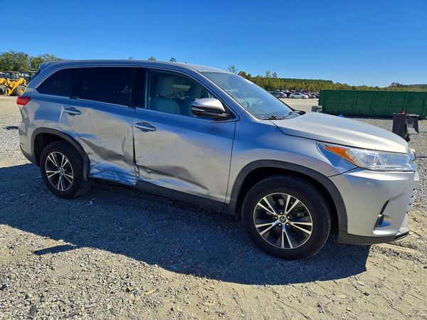 2019 TOYOTA HIGHLANDER LE — Passenger 3/4