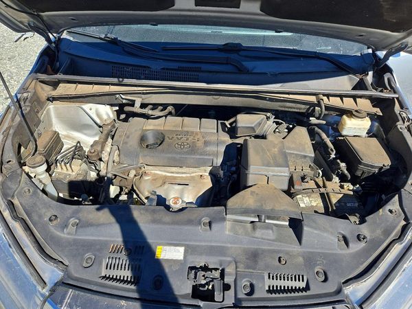 2019 TOYOTA HIGHLANDER LE — Engine bay