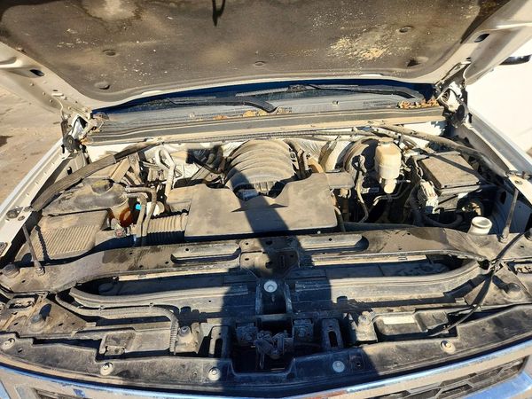 2015 CHEVROLET TAHOE LT — Engine bay