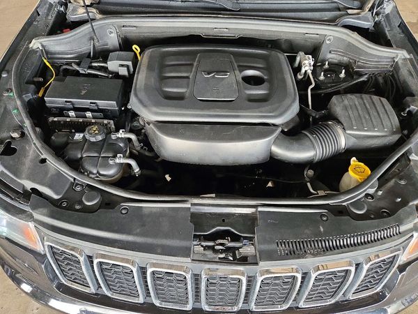 2020 JEEP GRAND CHEROKEE Limited — Engine bay