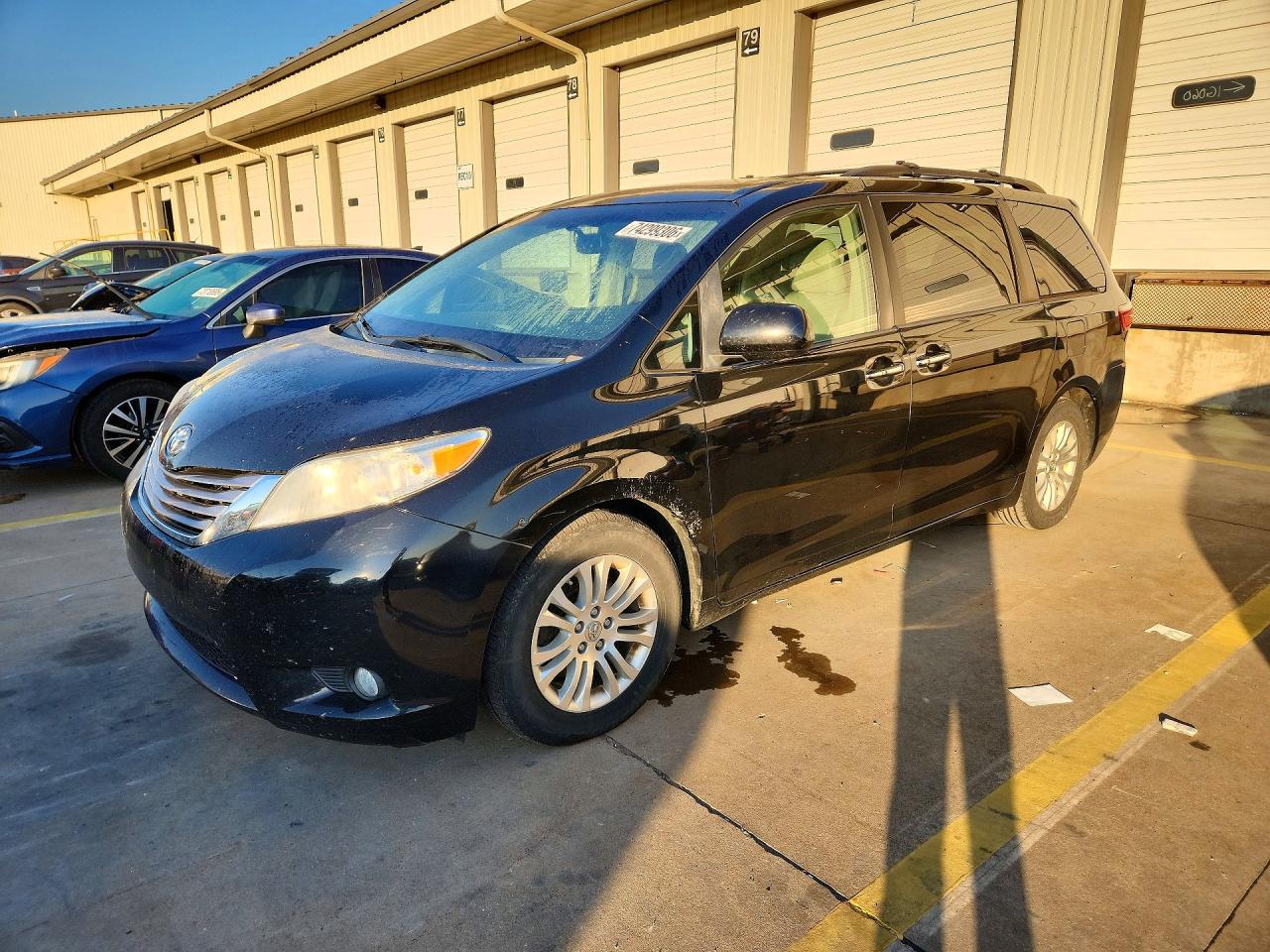 2015 TOYOTA SIENNA — Front 3/4