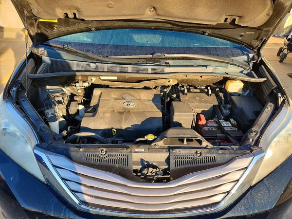 2015 TOYOTA SIENNA — Engine bay