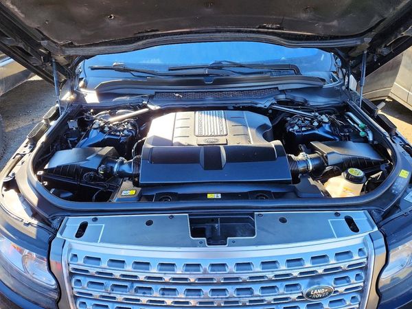 2016 LAND ROVER RANGEROVER HSE — Engine bay