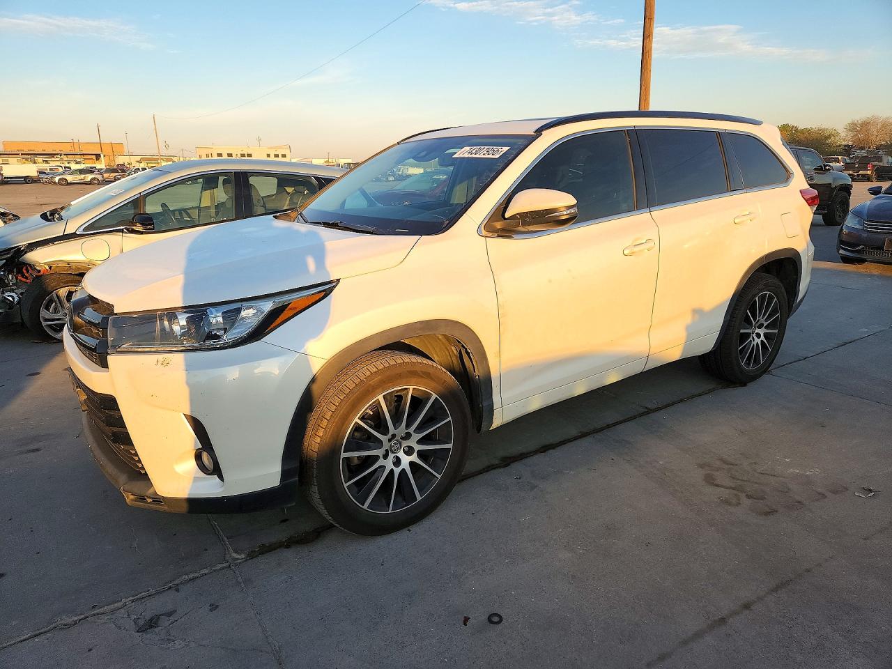 2018 TOYOTA HIGHLANDER SE/XLE — Front 3/4